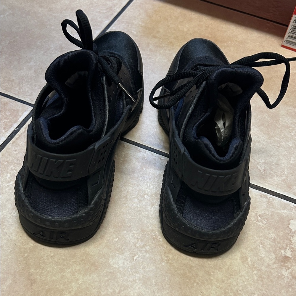 Nike women’s Air Huarache Run sneaker Black size 9.5 - Picture 5 of 9